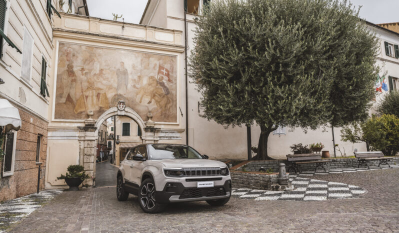 JEEP AVENGER BEV 54 KWH SUMMIT 156CV pieno